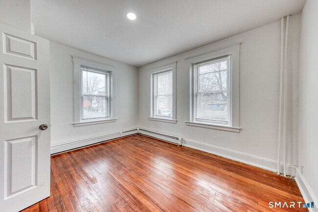 Building Photo - 152 Oak St