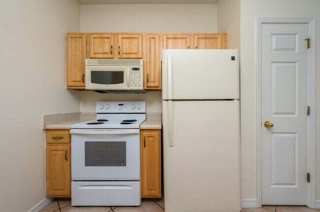 Building Photo - Move in ready Townhome in Fort Walton Beach close to Eglin AFB!