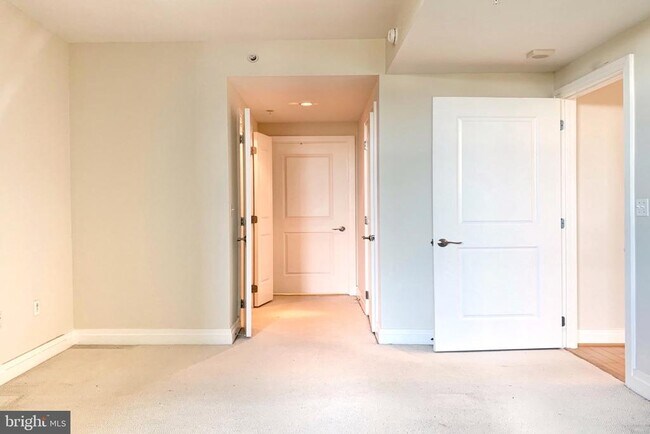 Building Photo - 8220 Crestwood Heights Dr
