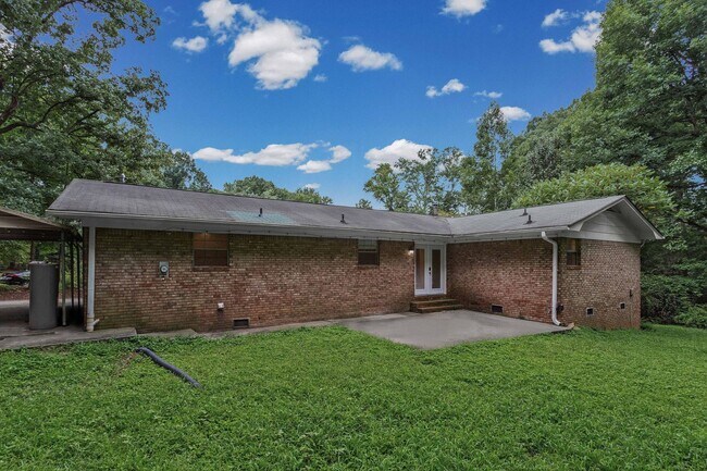 Building Photo - 6096 Hillpine Dr