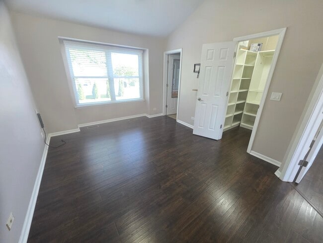 Building Photo - 302 Barton Ct
