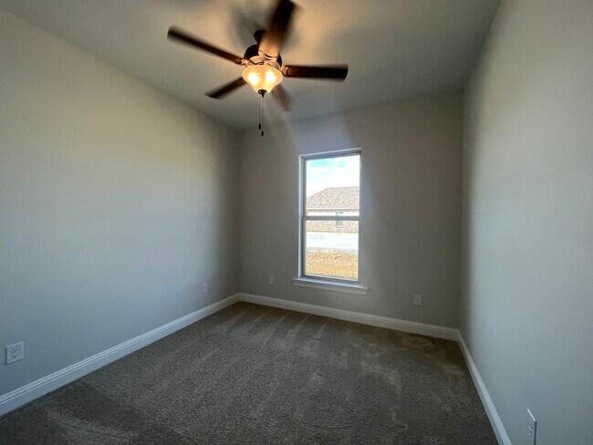 Building Photo - 1041 Lakehaven Dr