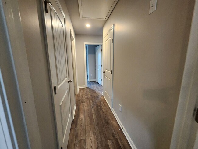 Building Photo - 5 Bedroom 3 Bath 2 Car Garage in Forsyth C...