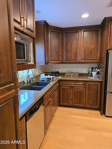 Building Photo - 1128 E Rowlands Ln