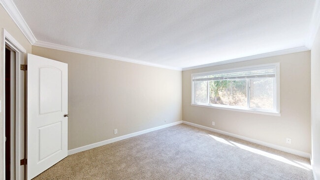Building Photo - 829 Las Gallinas Ave