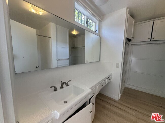 Building Photo - 1555 San Ysidro Dr