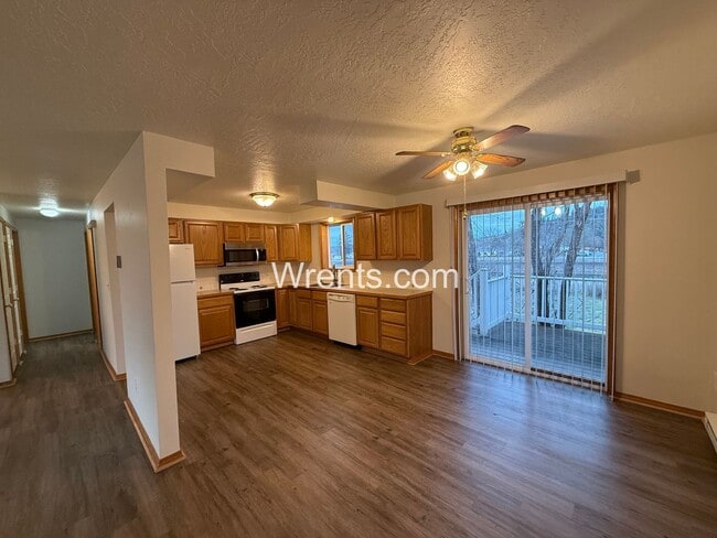 Building Photo - 11923-11925 Railroad Circle