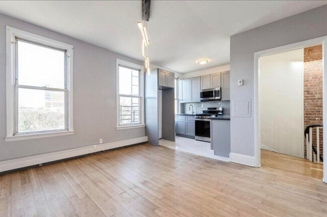 Building Photo - 291 Forrest St