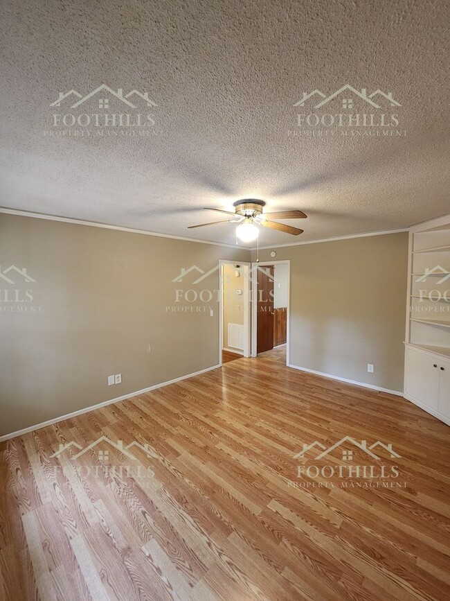 Building Photo - Charming 2-Bed Duplex with Hardwood Floors...