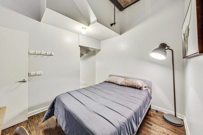 Building Photo - 1111 W 14th Plz