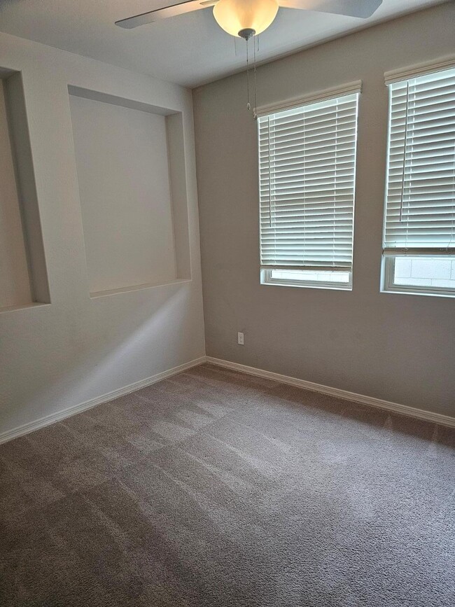 Building Photo - 15092 W Portland St