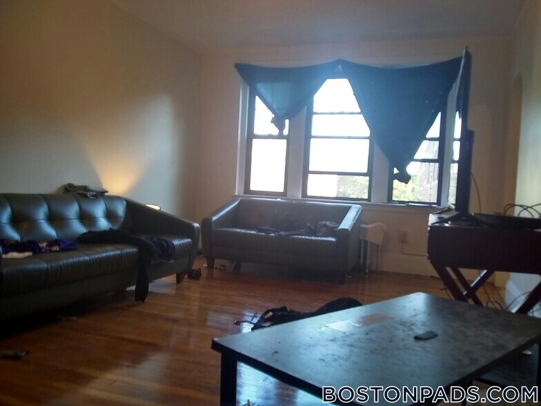 Building Photo - 349 Pleasant St