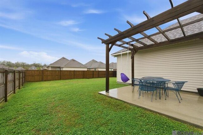 Building Photo - 4 Bedroom House Near LSU on Burbank