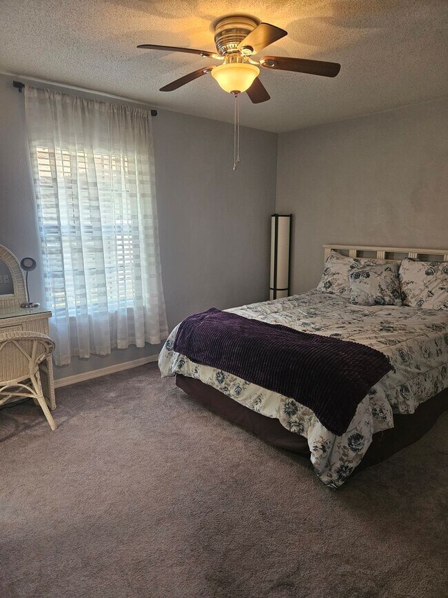 Building Photo - 2 BEDROOM 2 BATH HOME IN  PELICAN BAY GATED COMMUNITY