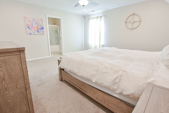 Building Photo - Pet Friendly Three Bedroom in Pleasant View!