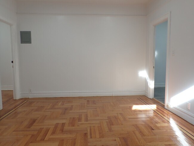 Building Photo - 663 E 94th St