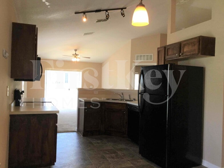 Building Photo - 425 Hammerstone Ave