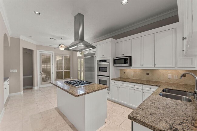Building Photo - 1038 Memorial Village Dr