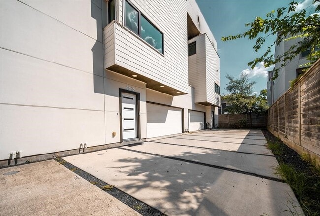 Building Photo - 2212 Francis St