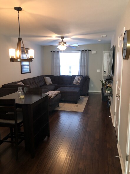 Building Photo - 185 Cobblestone Place Dr
