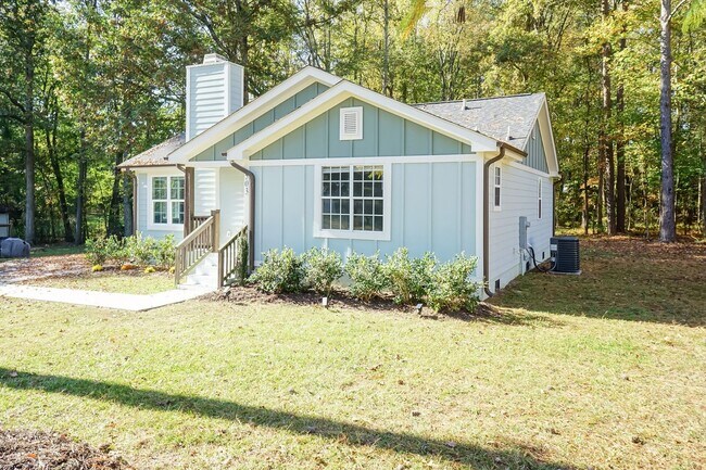 Building Photo - Three Bedroom Home!