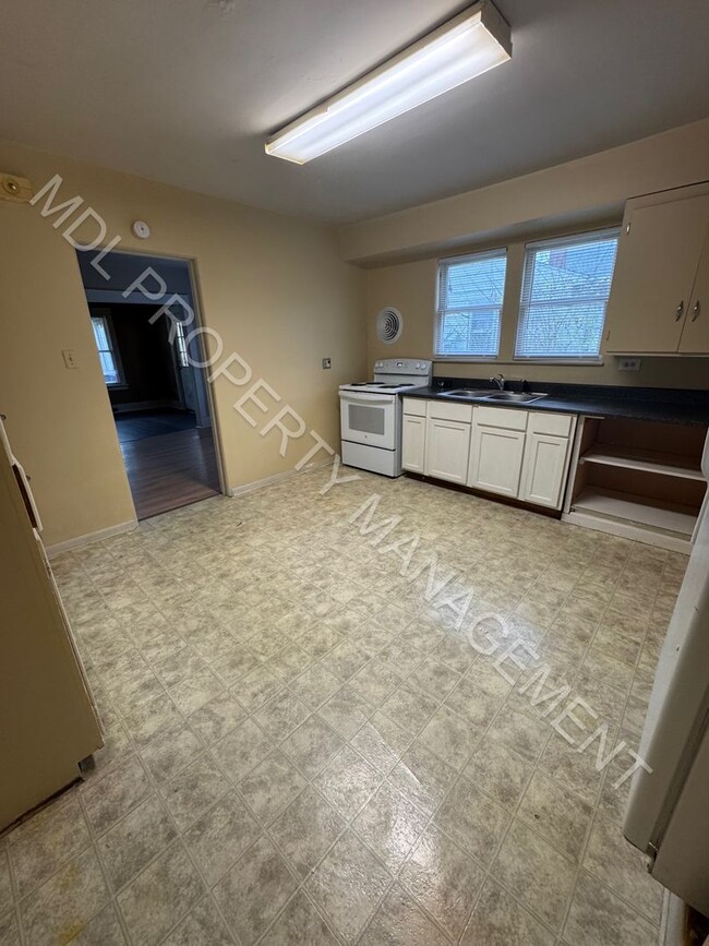 Building Photo - 2 Bedroom 1 Bath Single Family Home Availa...