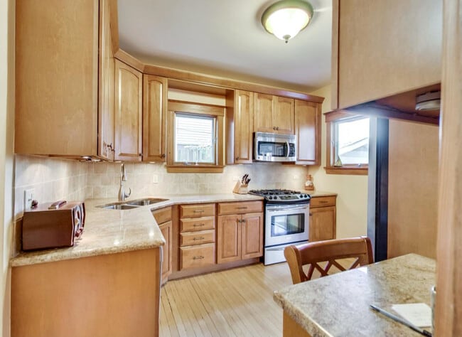 Building Photo - 804 S Grove Ave