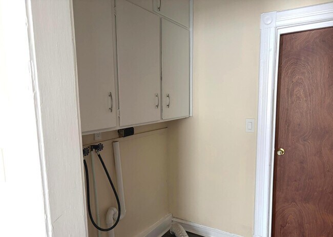 Building Photo - 137 Clifton St