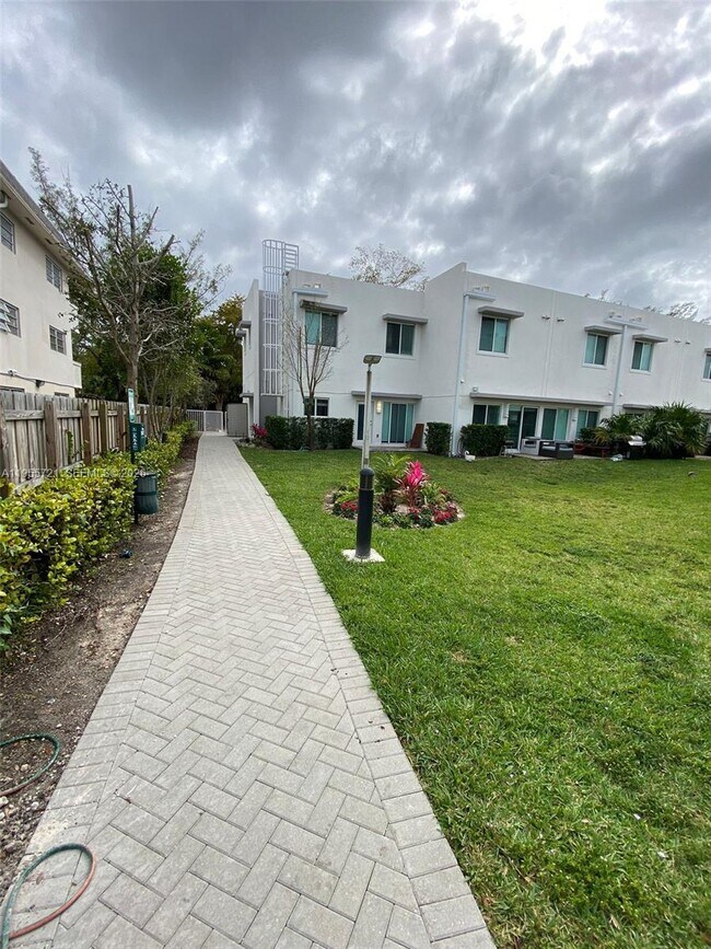 Building Photo - 12109 NE 5th Ave