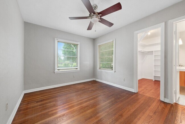 Building Photo - Updated 3/2 House with Bonus Room in Lake ...