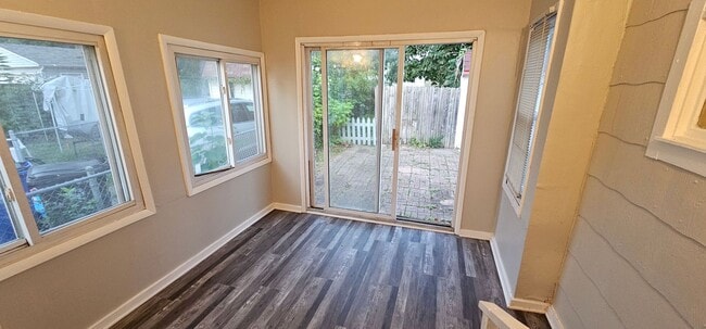 Building Photo - 3 Bed - 1.5 Bath - Single Family Home
