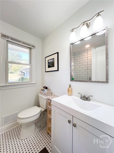 Building Photo - 1092 West Lake Dr