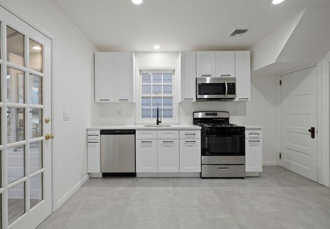 Building Photo - 28 Conklin Ave