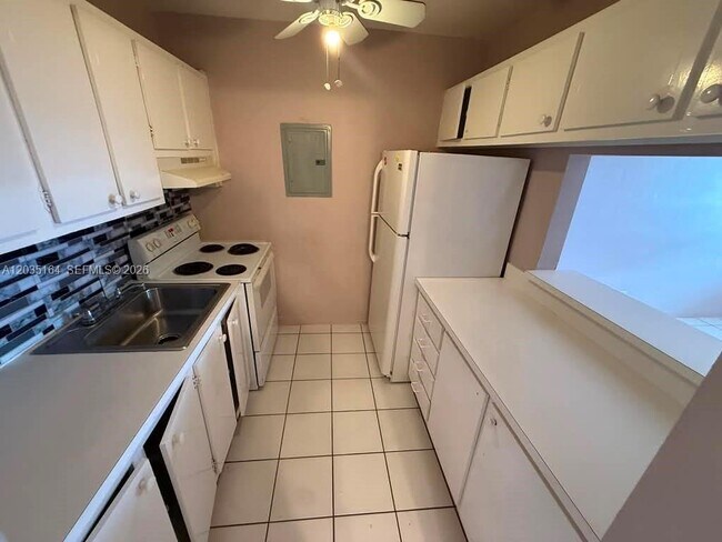 Building Photo - 2916 Funston St