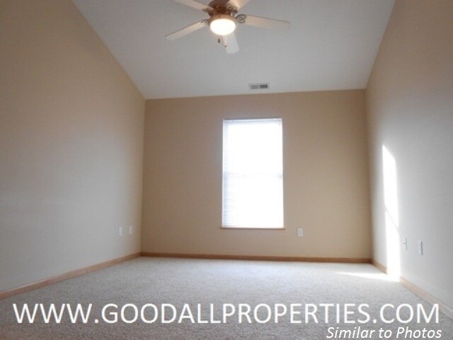 Building Photo - 2 Bedroom, 2.5 Bath Townhome in Urbandale with 2-Car Attached Garage