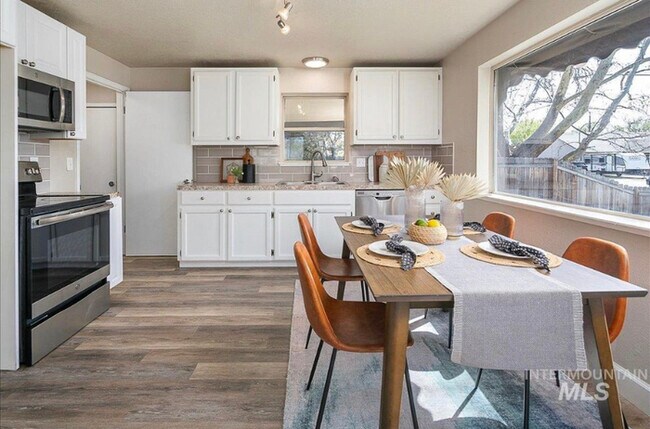 Building Photo - 4 Bed 2 Bath in Boise!