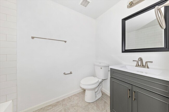 Building Photo - Churchill Town Rental