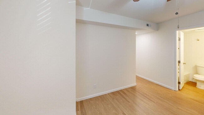Building Photo - RARE & Beautiful 3 Bed 2 Bath with Tons of...