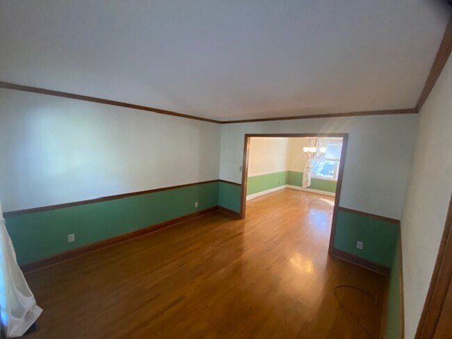 Building Photo - Gorgeous 5 Bedroom 3 Bathroom Brick Home in Woodside Plantation!