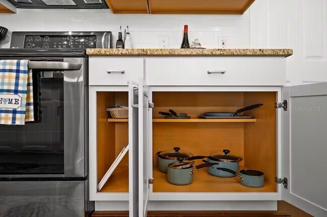 Building Photo - 3 Ryecroft Ln