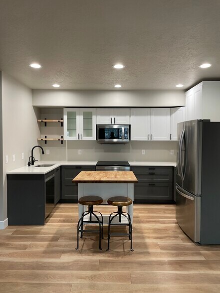 Kitchen - 4643 Balsam Dr