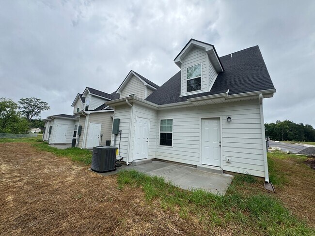 Building Photo - BRAND NEW 3 bedroom 2 bath townhome in the heart of Smyrna