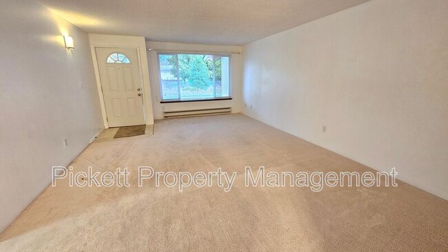 Building Photo - 2870 SE Colusa Ave