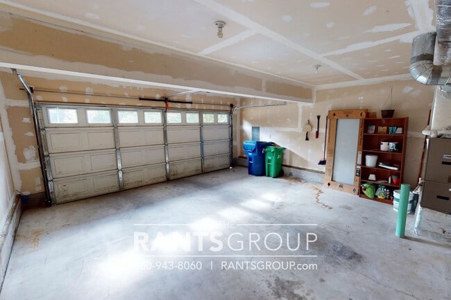 Building Photo - 4-bedroom, 2-bathroom Home with Green Belt in A Prime Location!