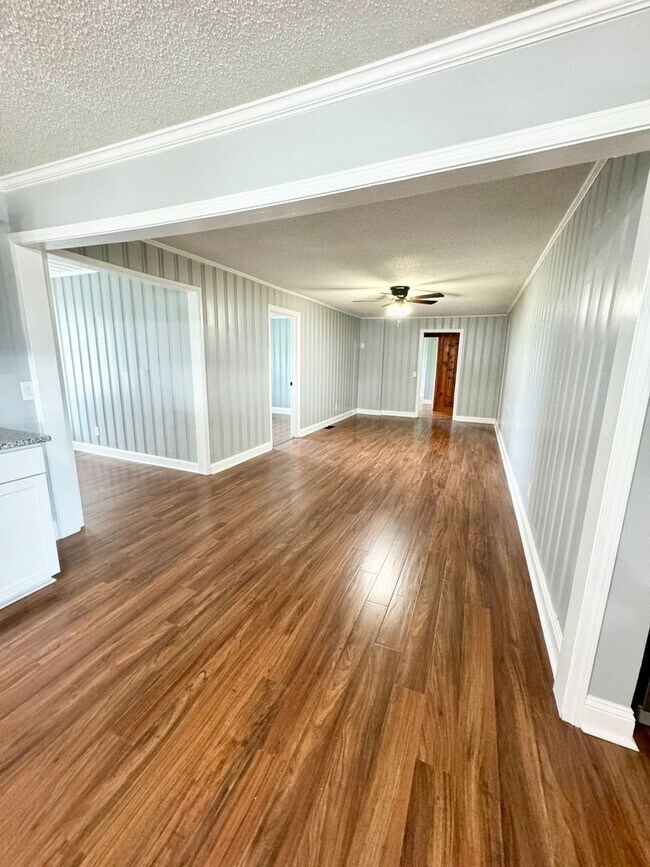 Building Photo - Move in ready! Fully Renovated with attent...
