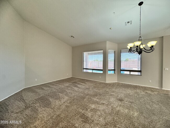 Building Photo - 673 S Peppertree Dr