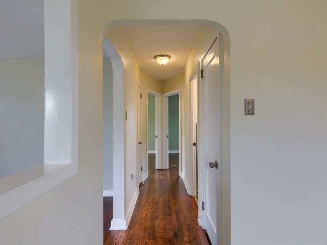 Building Photo - Adorable 2 Bedroom Single Family Home