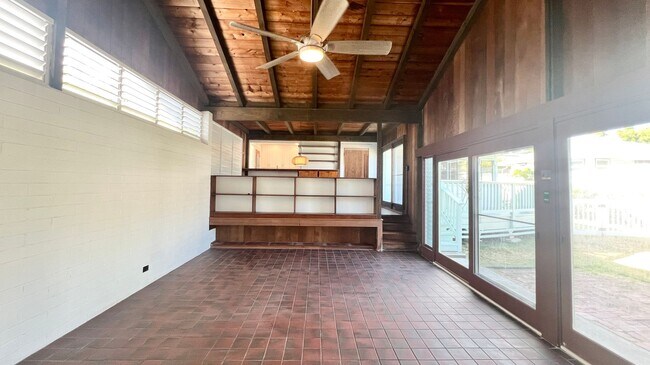 Building Photo - AVAILABLE NOW! PARTIALLY RENOVATED 2 BEDRO...