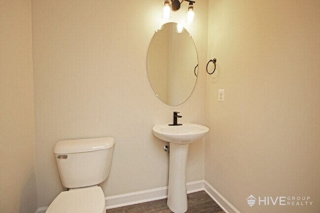 Building Photo - Beautiful End-Unit Townhouse with Pond Vie...