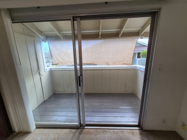 Building Photo - Centrally located 1bd, 1ba, 1pkg 512sqft. w/Lanai for $2000